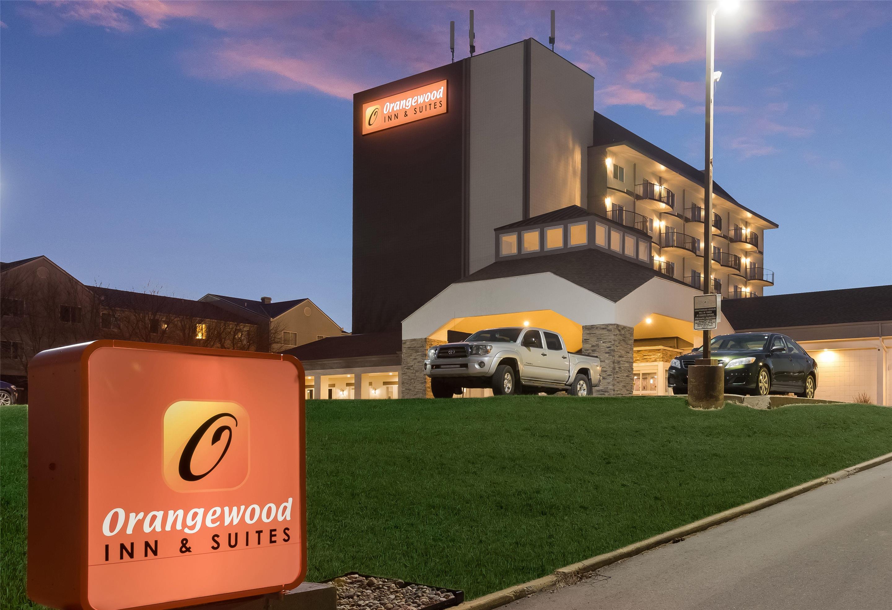 Onsite Parking | Orangewood Inn & Suites Kansas City Airport