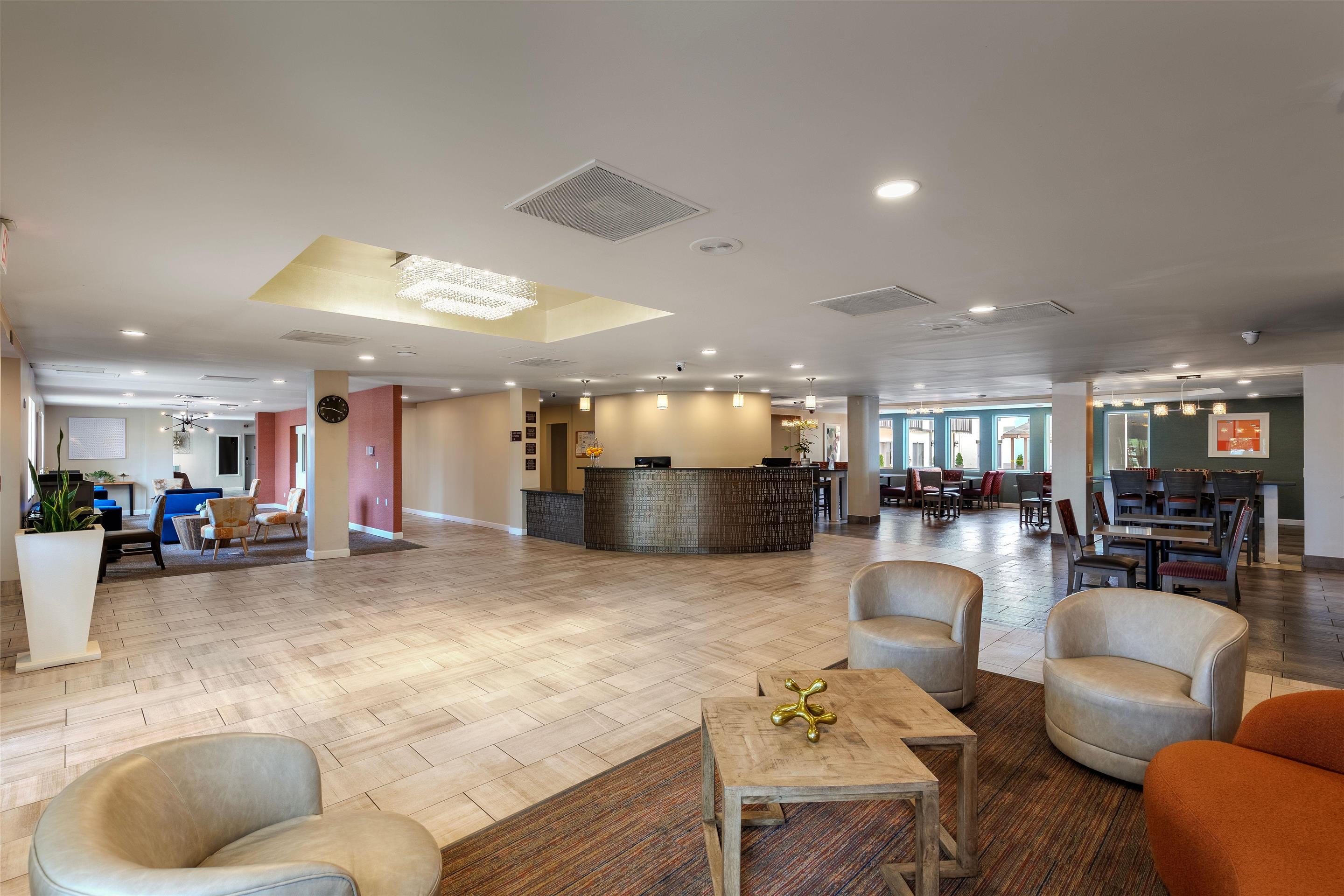 Property Entrance | Orangewood Inn & Suites Kansas City Airport