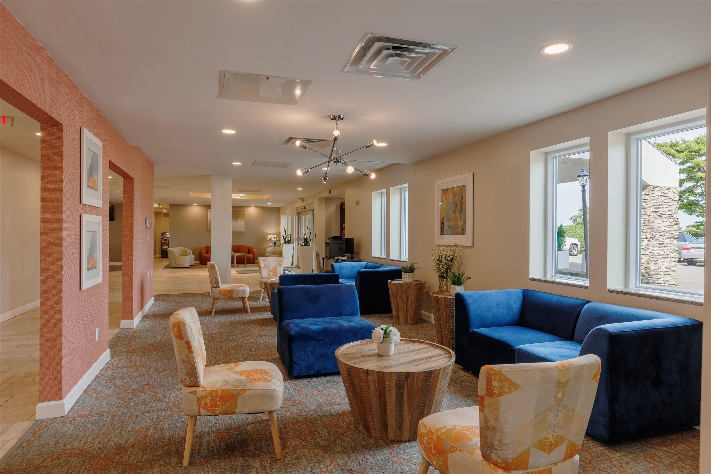 Lobby Seating Area | Orangewood Inn & Suites Kansas City Airport