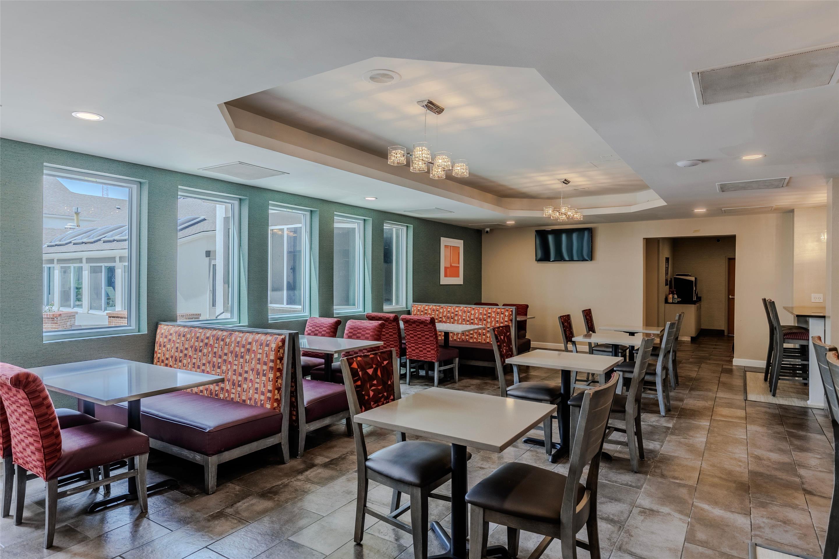 Dining Area | Orangewood Inn & Suites Kansas City Airport