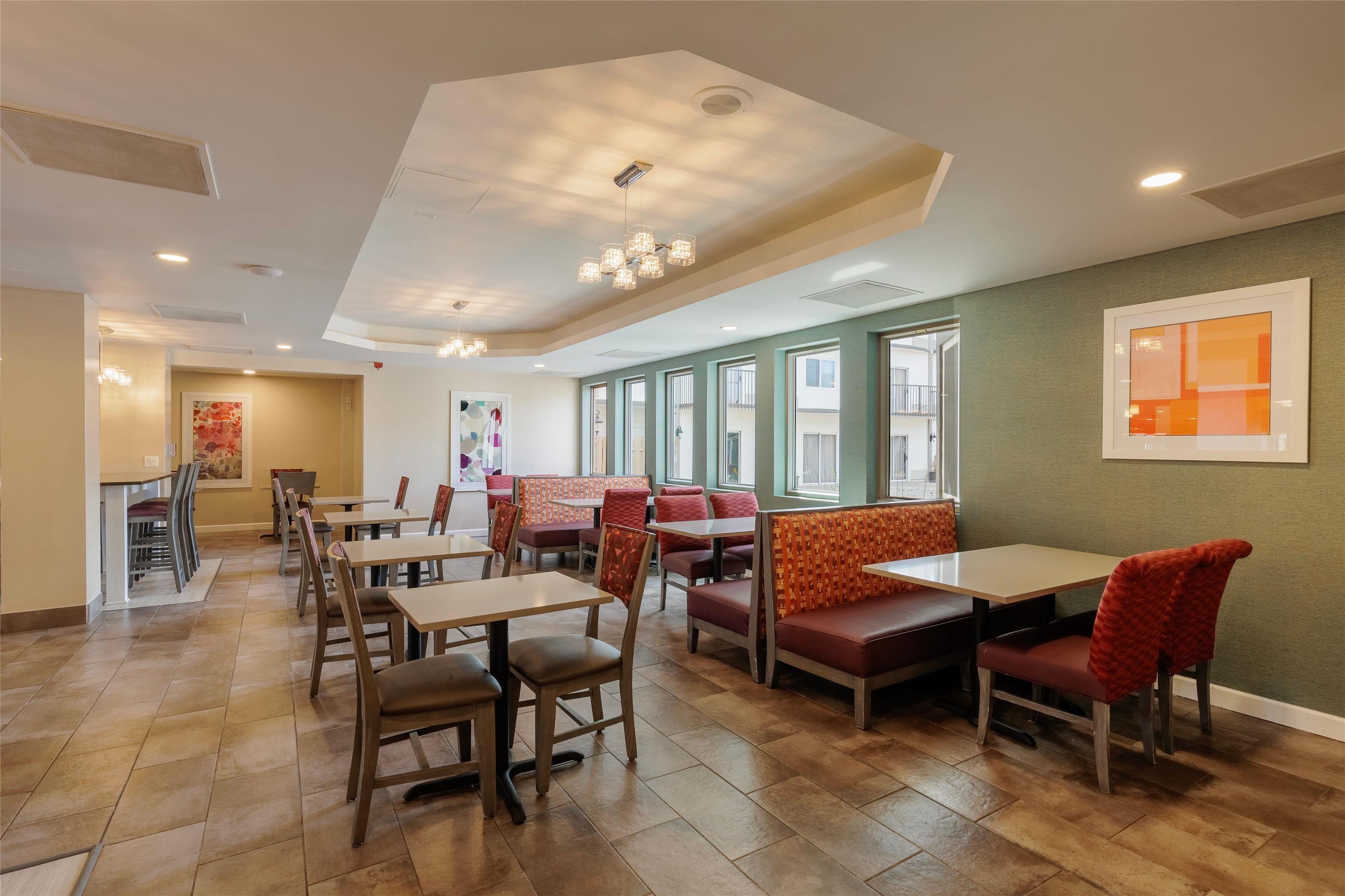 Dining Seating | Orangewood Inn & Suites Kansas City Airport