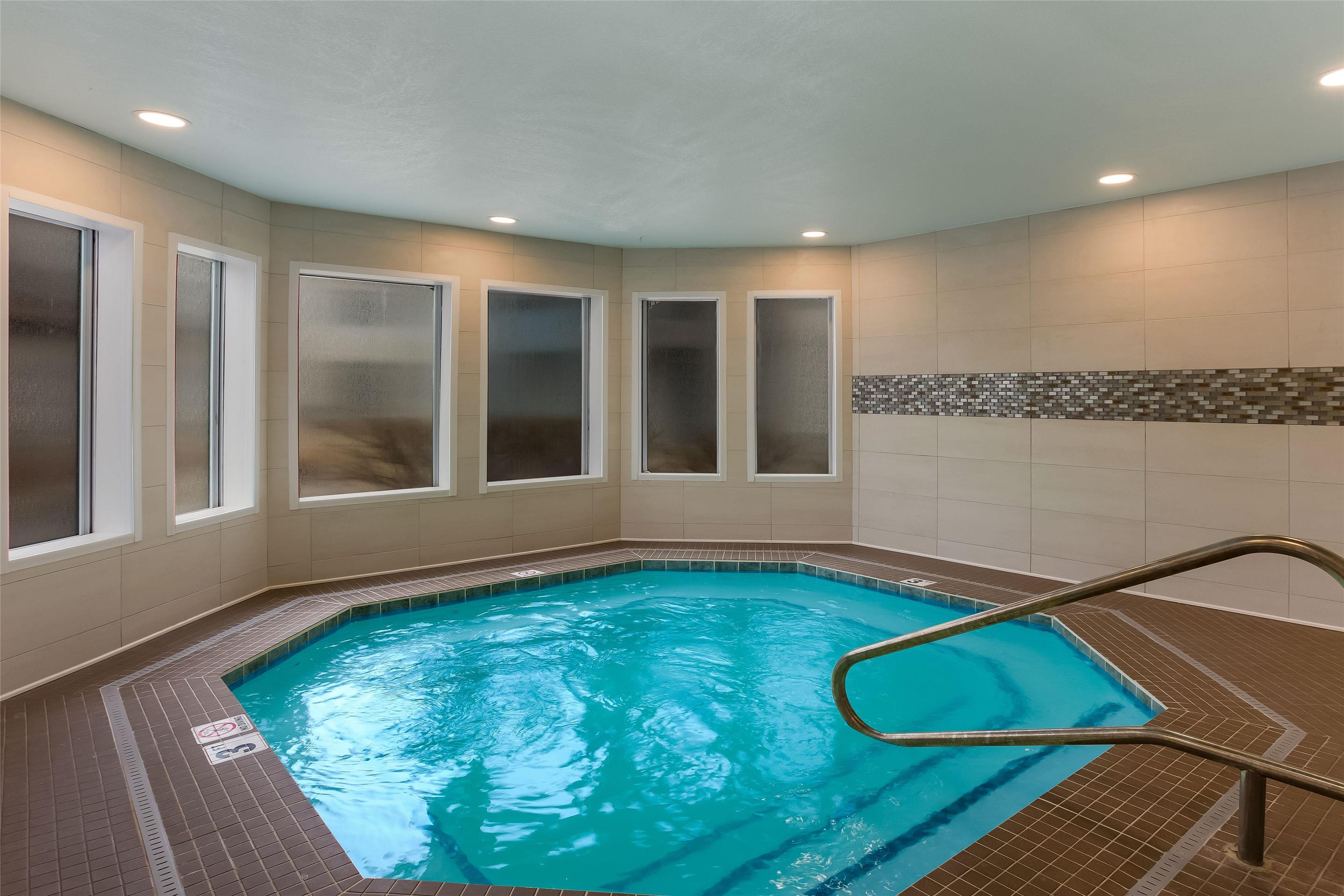 Hot Tub | Orangewood Inn & Suites Kansas City Airport