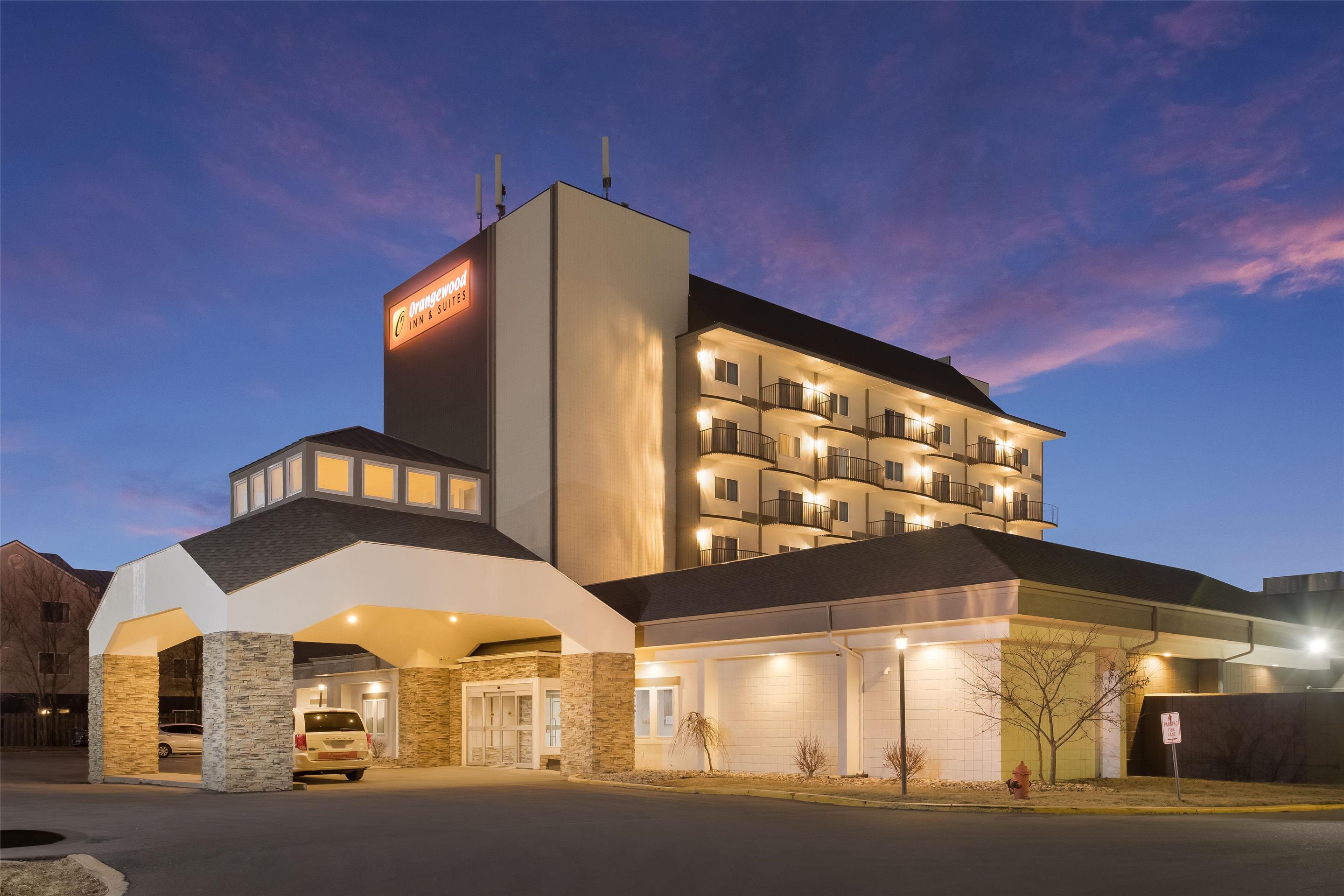 Exterior | Orangewood Inn & Suites Kansas City Airport
