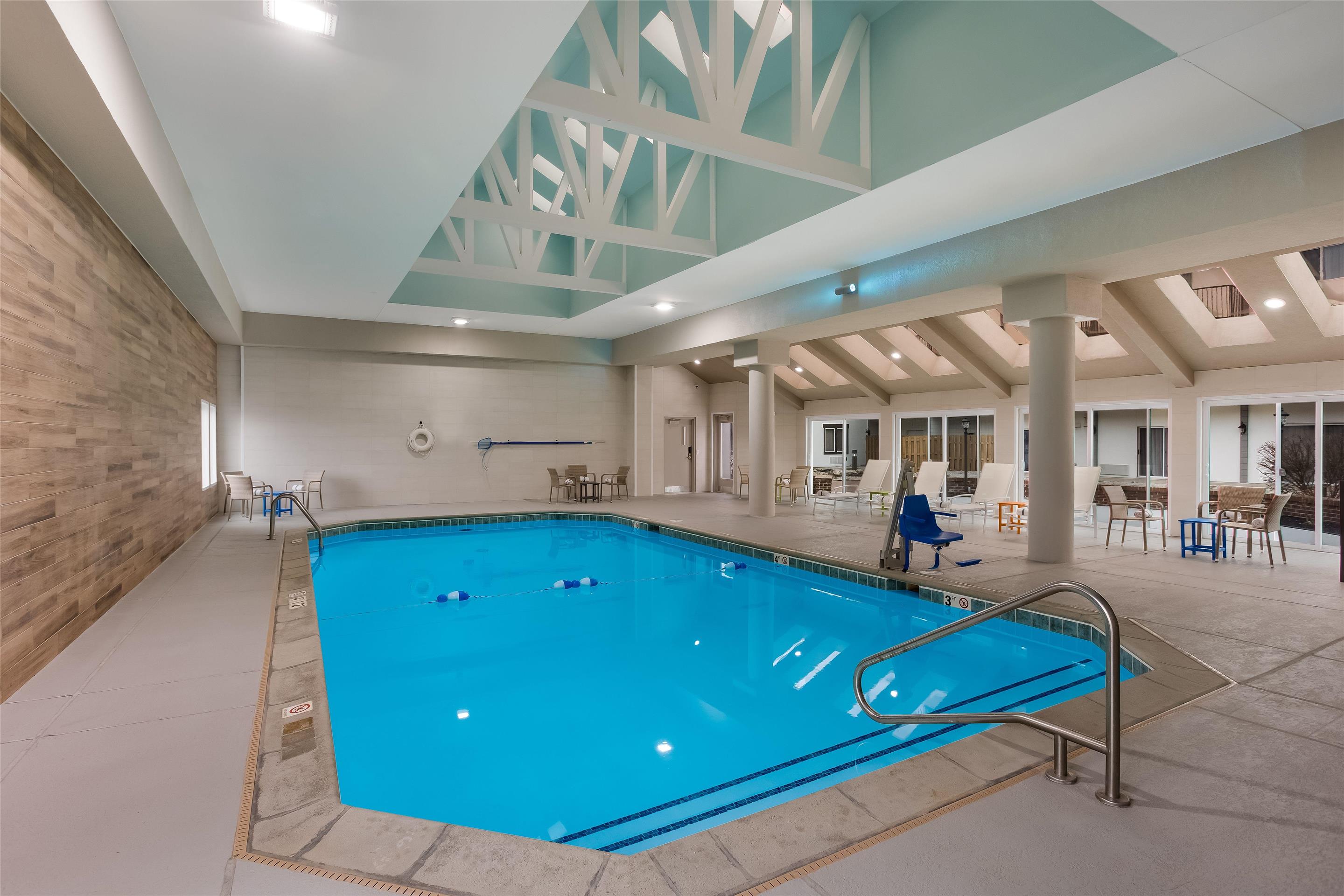 Pool | Orangewood Inn & Suites Kansas City Airport
