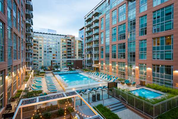 Pool - Sentral Union Station Apartments Denver - I-25, Exit 212