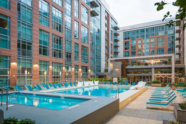 Pool - Sentral Union Station Apartments Denver - I-25, Exit 212