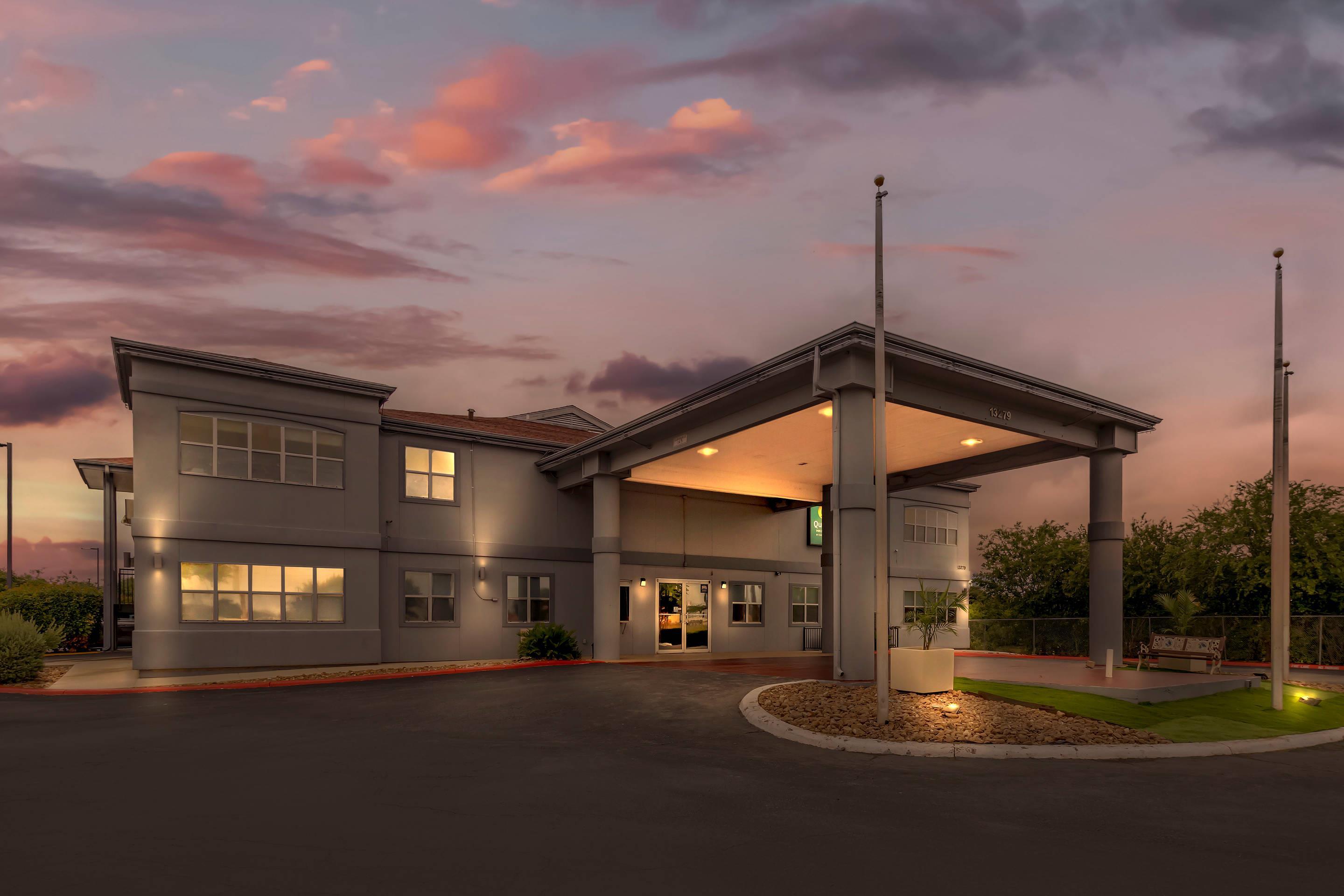 Hotel at night | Quality Inn & Suites