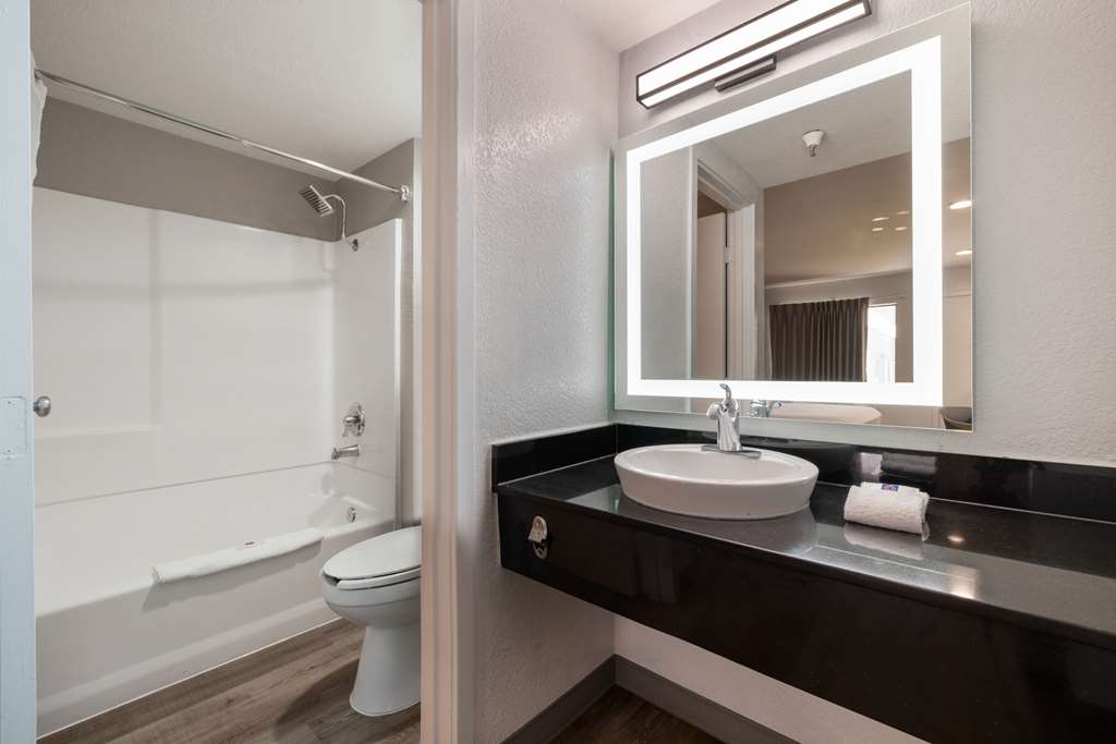 MOTEL 6 SANTA ANA-guestroom-Guest Room,Bathroom,On-Site.jpg