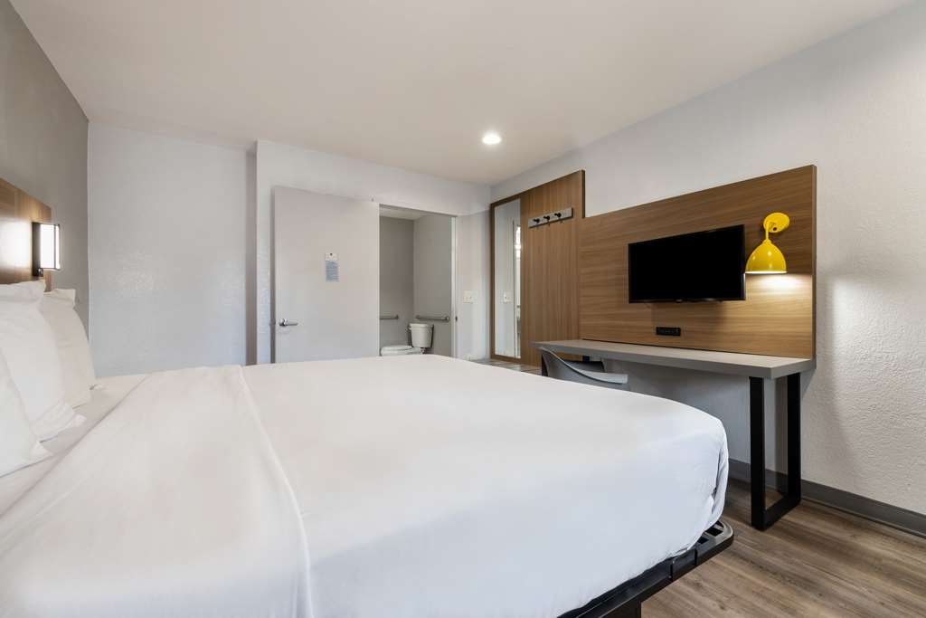 MOTEL 6 SANTA ANA-guestroom-Guest Room,On-Site.jpg