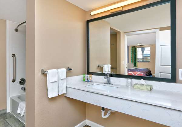  - Super 8 Motel Victoria