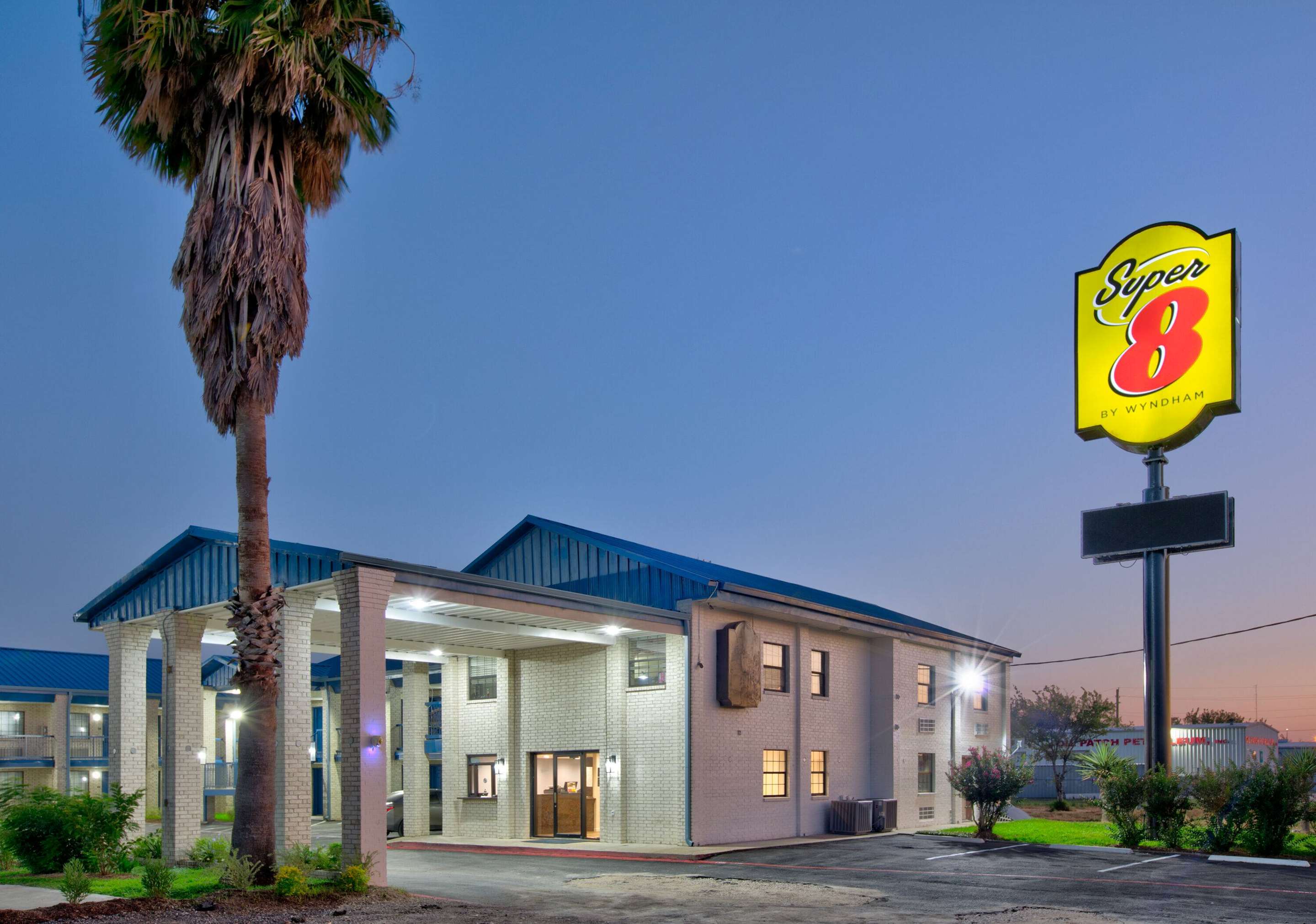 Undefined | Super 8 by Wyndham Victoria - South - Hwy 59