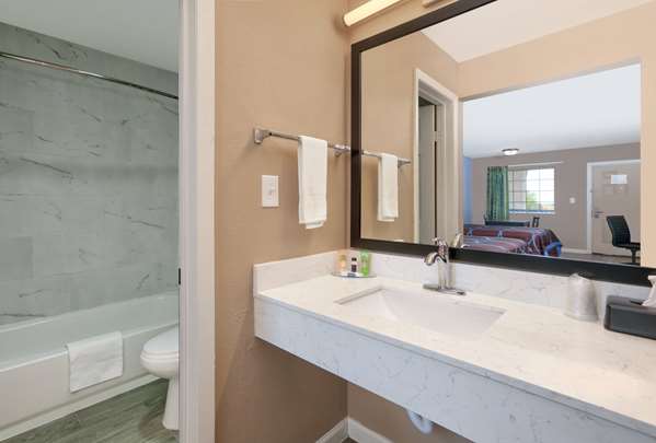  - Super 8 Motel Victoria