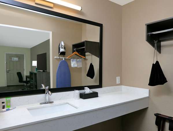  - Super 8 Motel Victoria