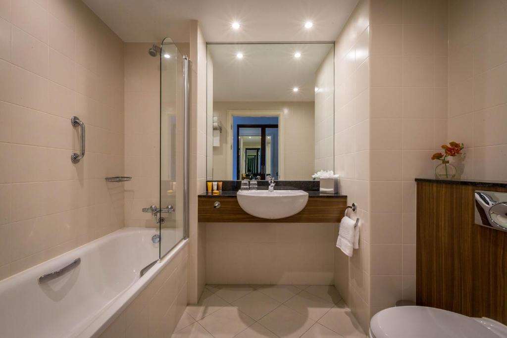 THE KILLESHIN HOTEL-guestroom-Guest Room,Bathroom,On-Site.jpg
