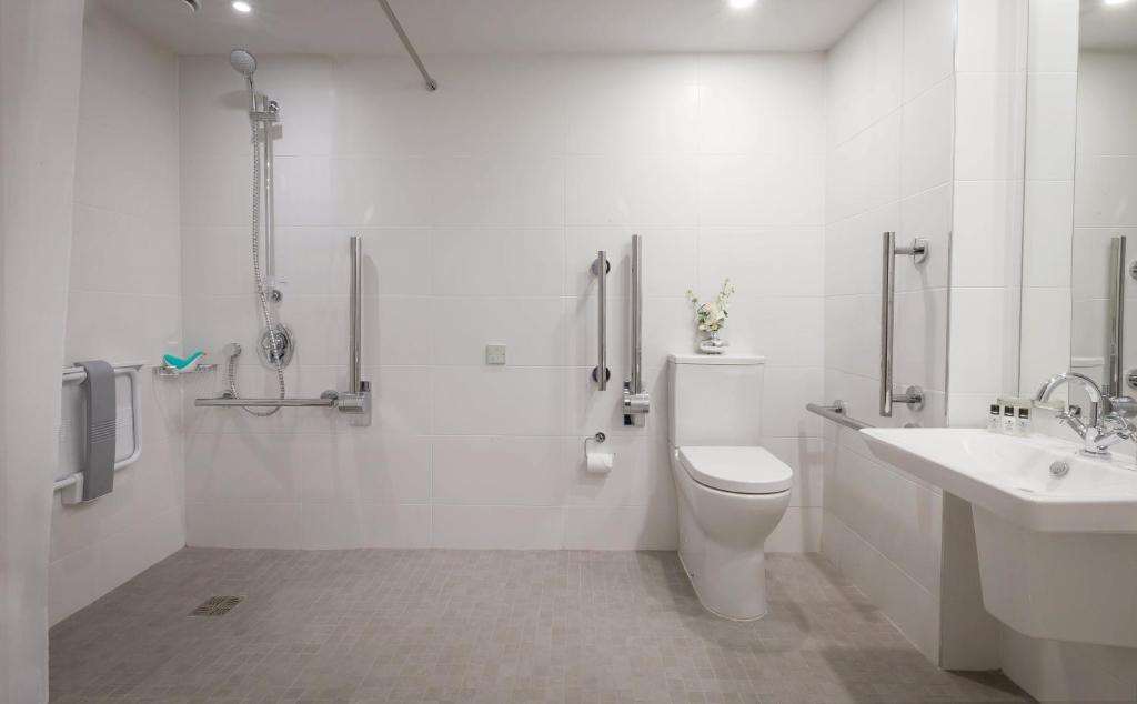 CASTLETROY PARK HOTEL-guestroom-Guest Room,Bathroom,On-Site.jpg