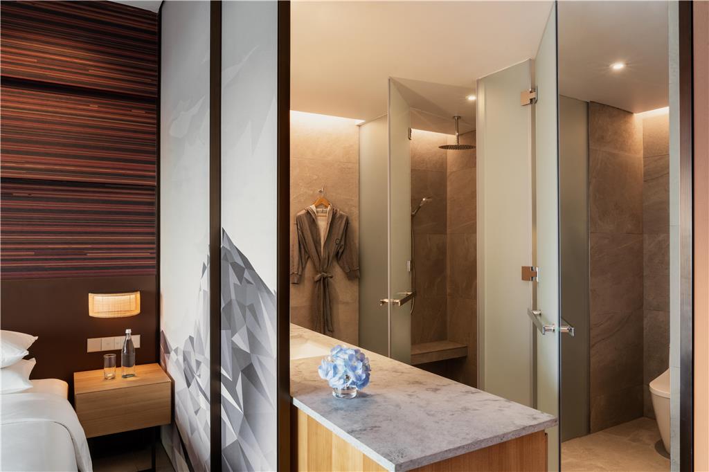 HYATT CENTRIC KOTA KINABALU-guestroom-Guest Room,Bathroom,On-Site.jpg