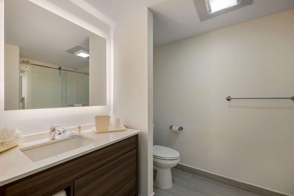 COMFORT INN SOUTH PADRE ISLAND CENT-guestroom-Guest Room,Bathroom,On-Site.jpg