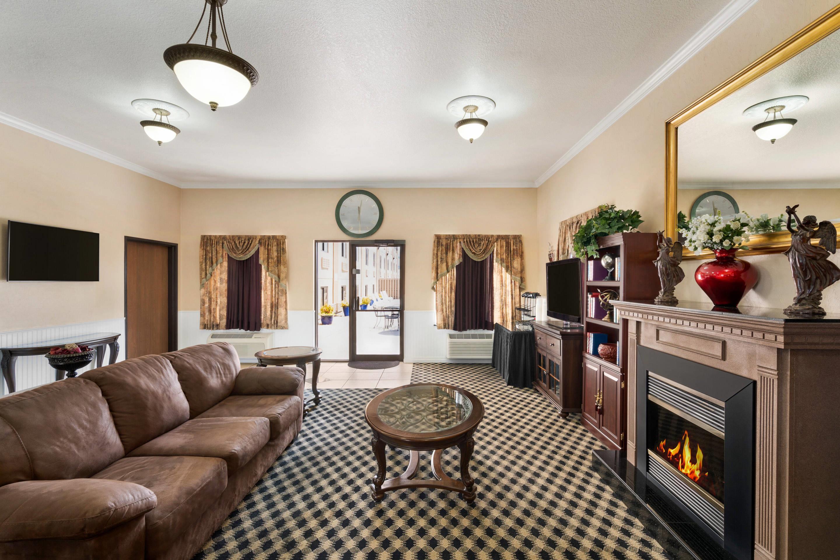 Lobby with sitting area | Quality Inn Wenatchee