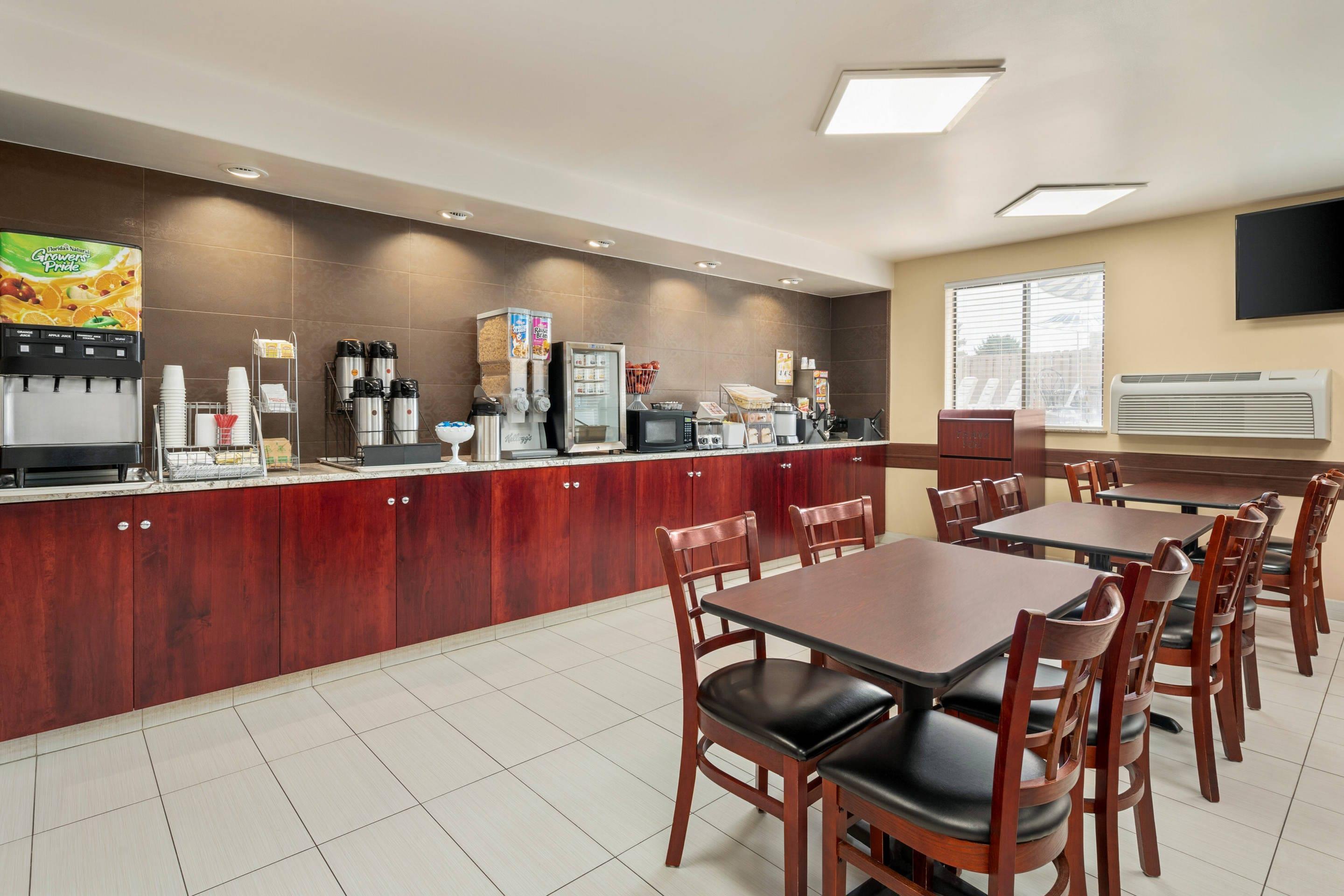 Breakfast area | Quality Inn Wenatchee