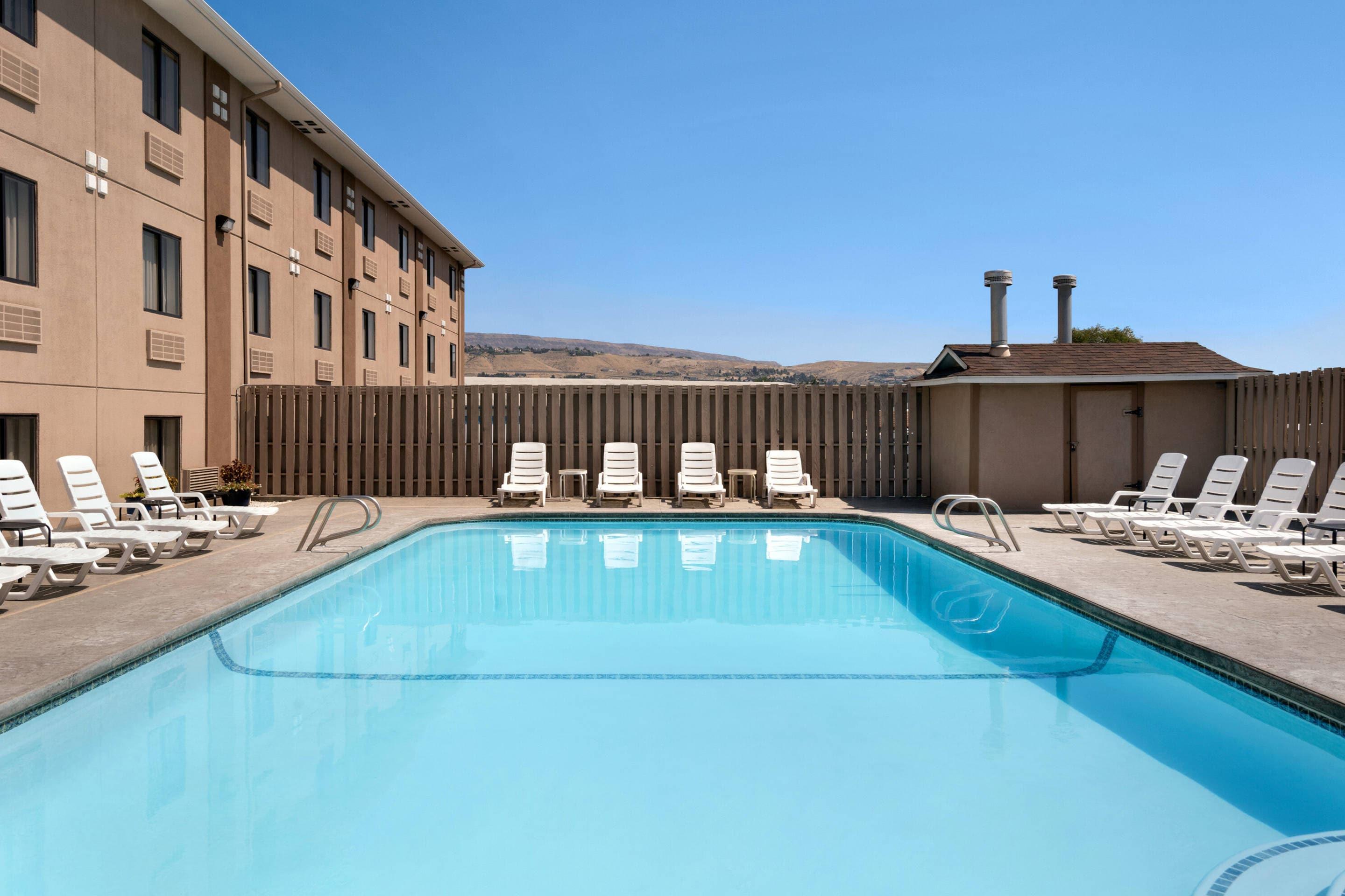 Outdoor pool | Quality Inn Wenatchee