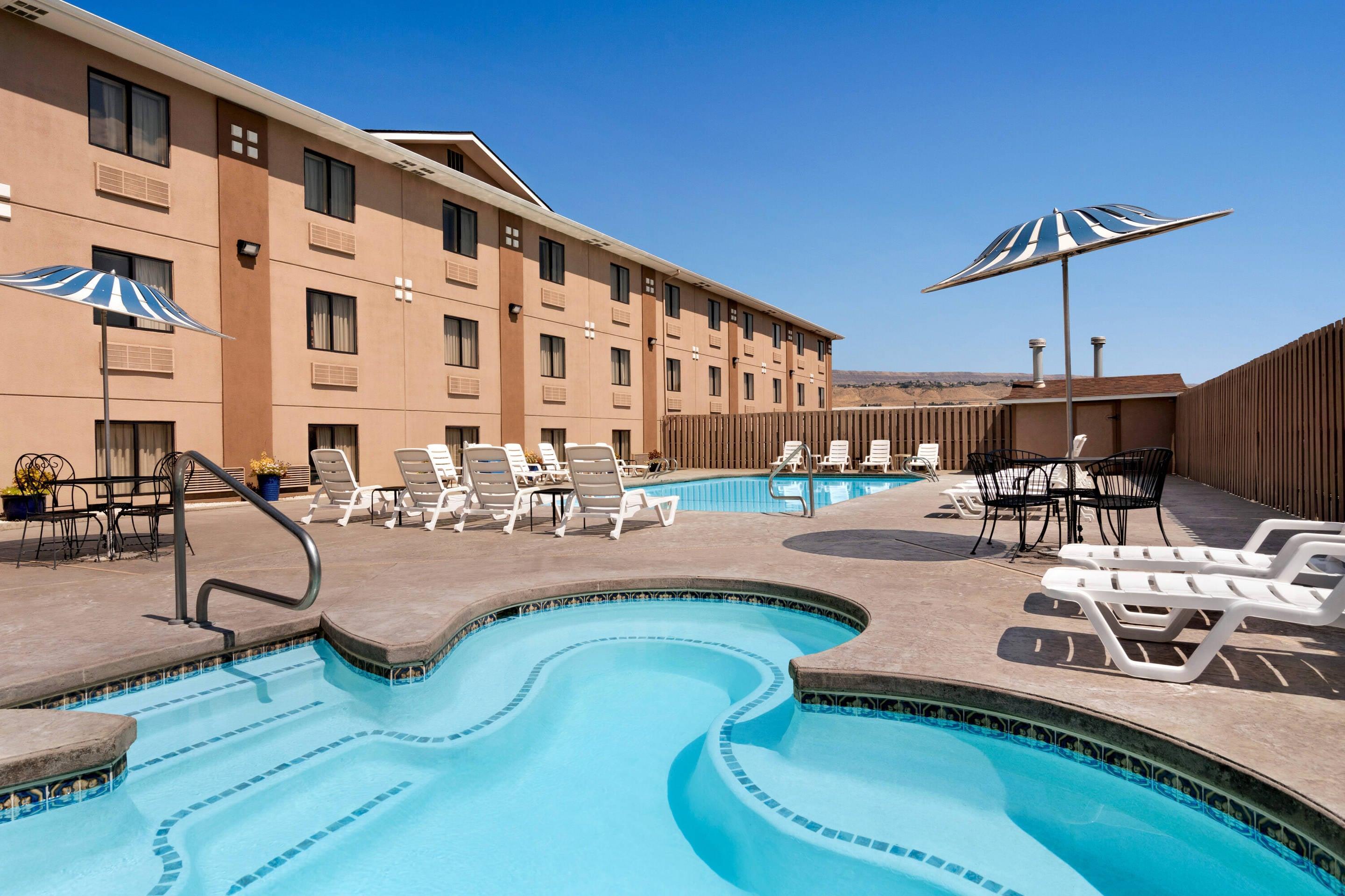 Outdoor hot tub | Quality Inn Wenatchee