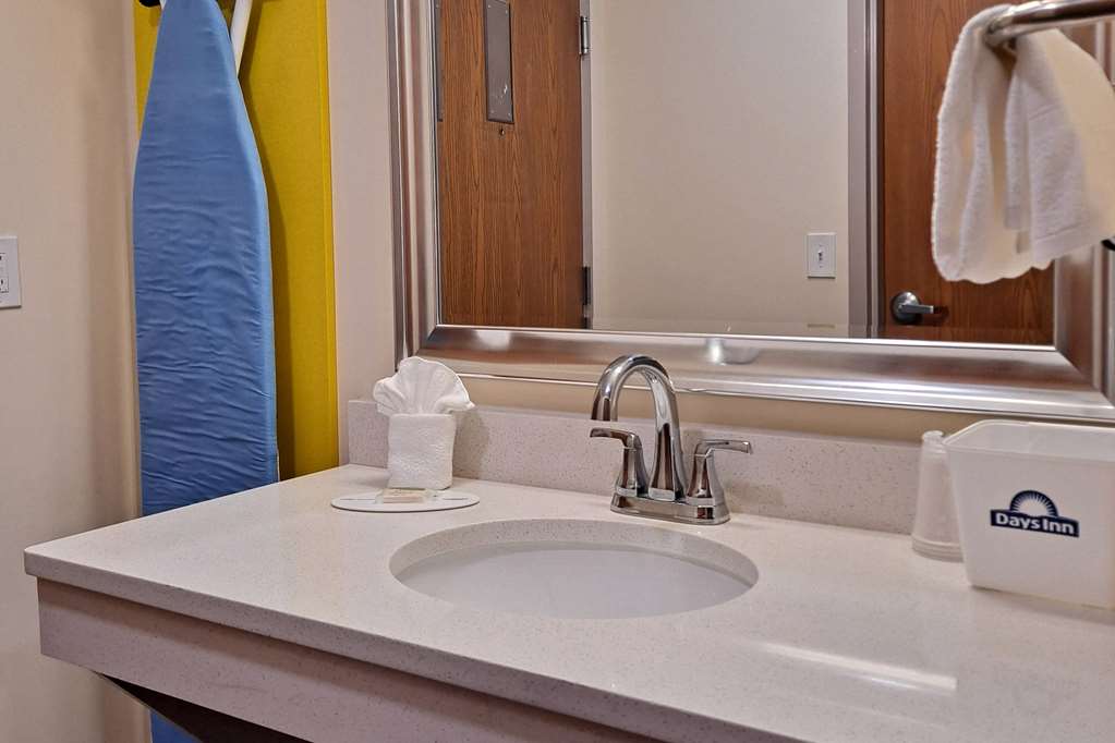 DAYS INN GRAYSON-guestroom-Guest Room,Bathroom,On-Site.jpg