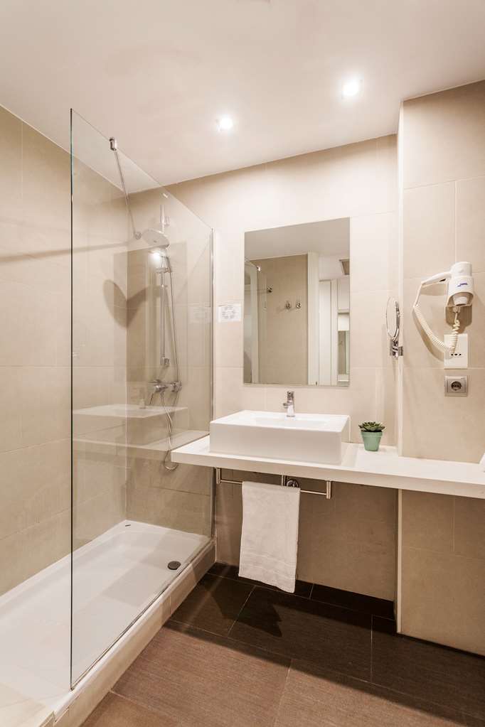 AZZ VALENCIA TCTICA-guestroom-Guest Room,Bathroom,On-Site.jpg