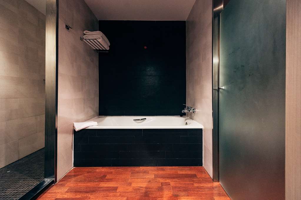 AZZ VALENCIA CONGRESS HOTEL AND SPA-guestroom-Guest Room,Bathroom,On-Site.jpg