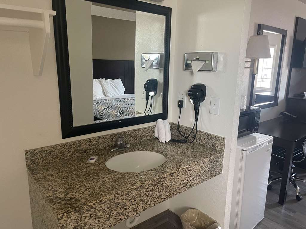 MOTEL 6 HERMISTON OR-guestroom-Guest Room,Bathroom,On-Site.jpg