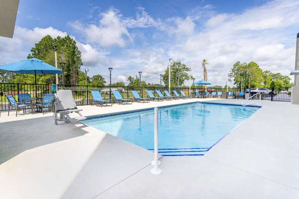 Pool - La Quinta Inn & Suites Valdosta - I-75, Exit 22