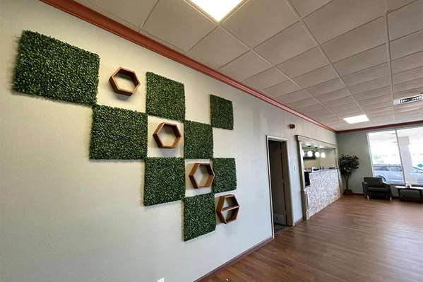  - Days Inn & Suites Springfield - I-70, Exit 54