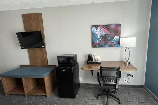  - Days Inn & Suites Springfield - I-70, Exit 54