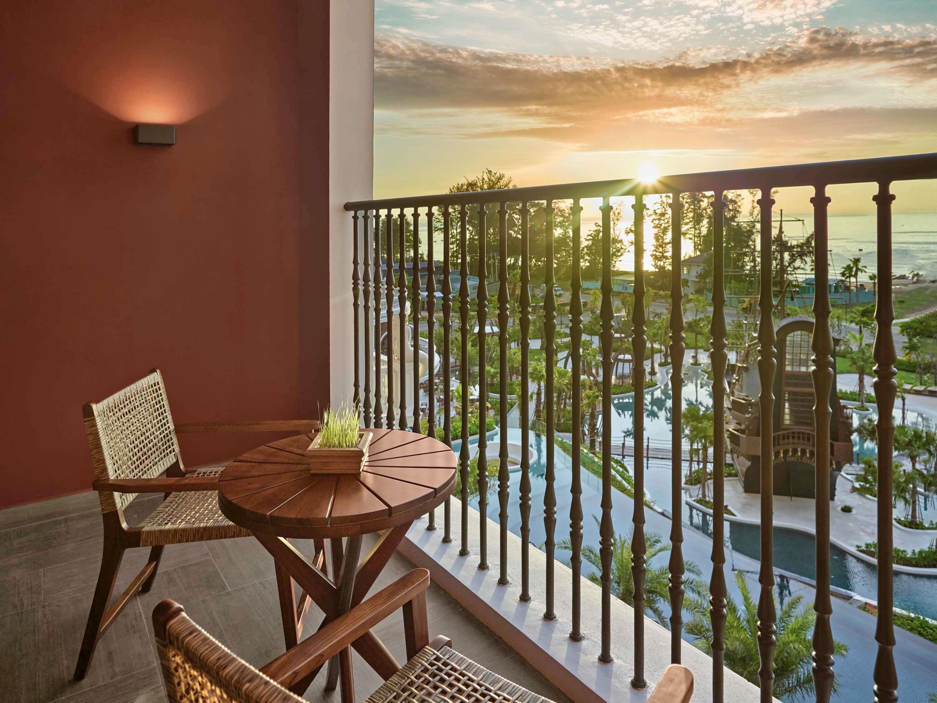 M Room Type - Deluxe King Room with Seaview