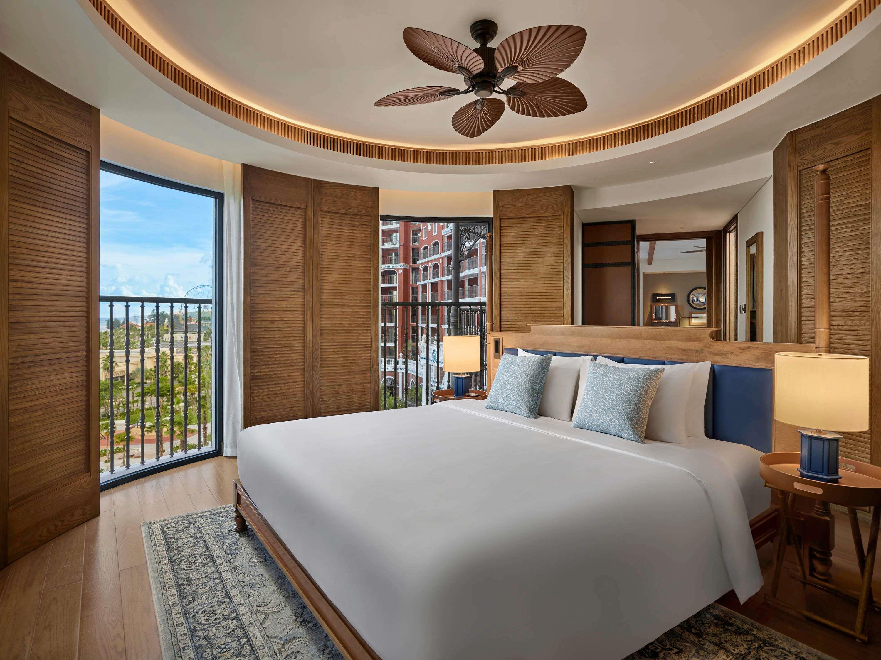 M Room Type - Admiral Suite with Ocean Front Seaview
