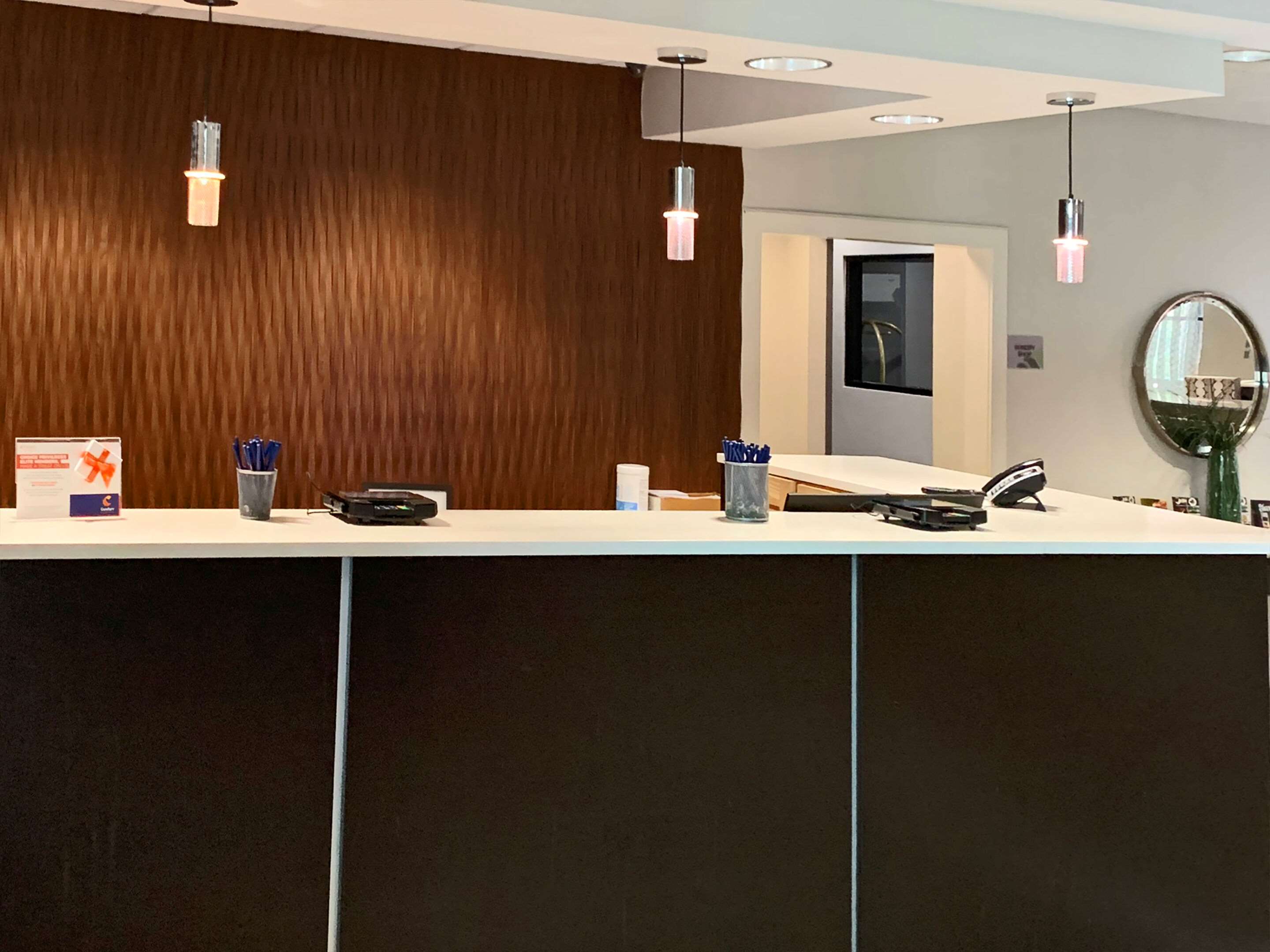 Front desk | Comfort Inn & Suites