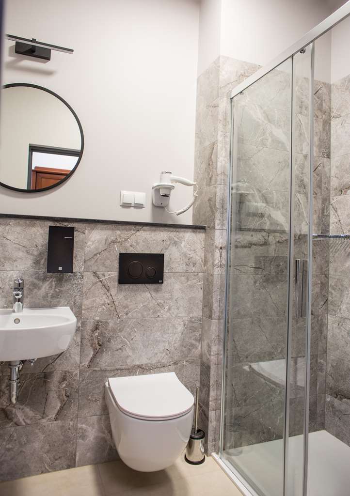 KYRIAD KARKONOSZE-guestroom-Guest Room,Bathroom,On-Site.jpg