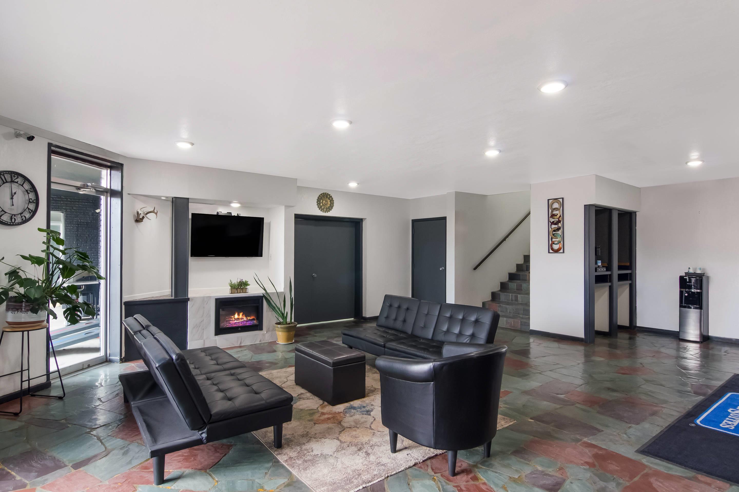 Lobby with sitting area | Rodeway Inn & Suites