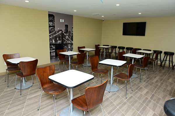 Restaurant - Super 8 Hotel Near Botanical Garden Bronx New York