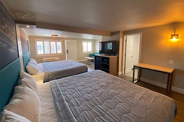  - Super 8 Motel Downtown Oceanside - I-5, Exit 54A