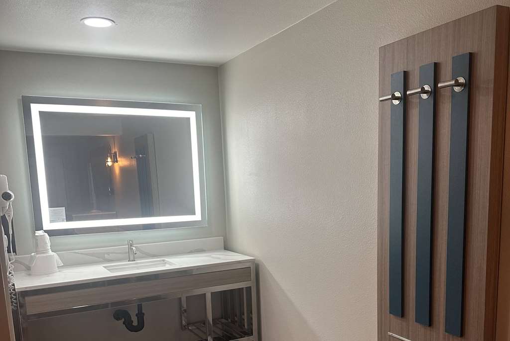 SUPER 8 BY WYNDHAM OCEANSIDE DOWNTO-guestroom-Guest Room,Bathroom,On-Site.jpg