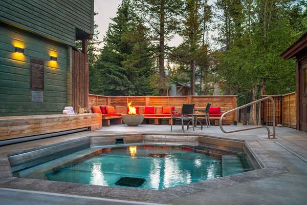 Pool - Buffalo Mountain Lodge Banff