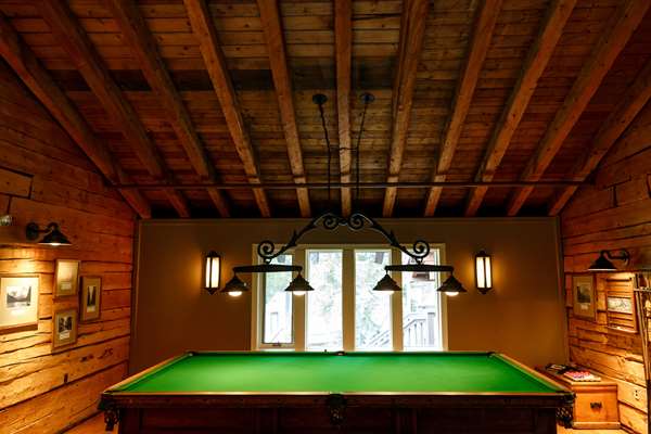 Bar - Emerald Lake Lodge Field