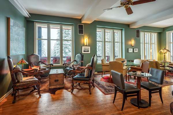 Bar - Emerald Lake Lodge Field