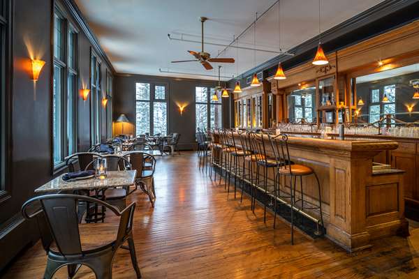 Bar - Emerald Lake Lodge Field