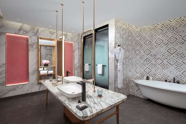ANDAZ EXECUTIVE SUITE