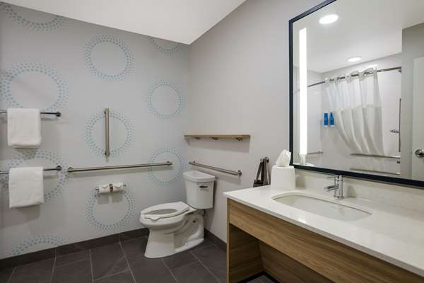  - Tru by Hilton Hotel Traverse City