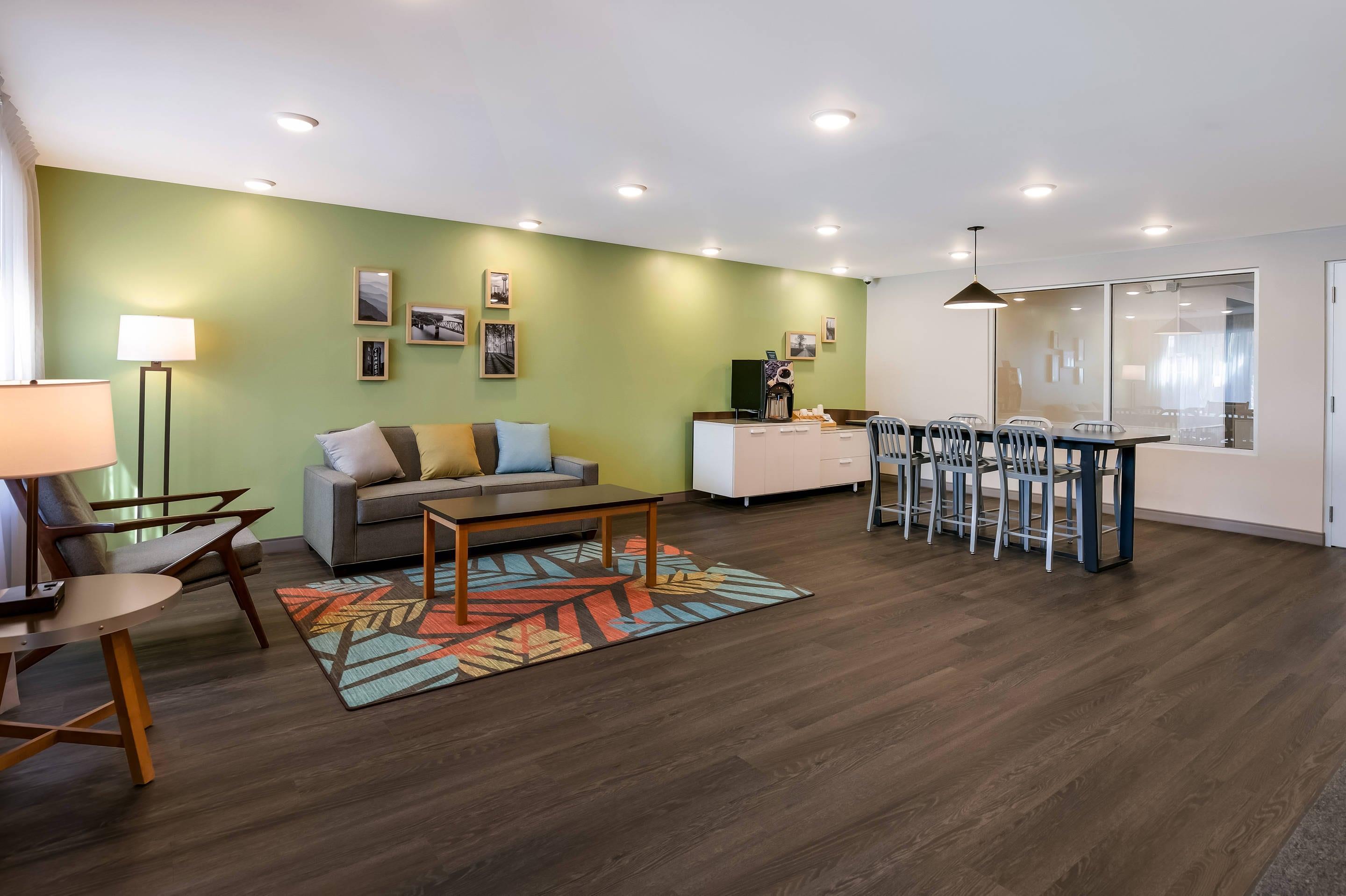 Hotel lobby | WoodSpring Suites Knoxville - Cedar Bluff