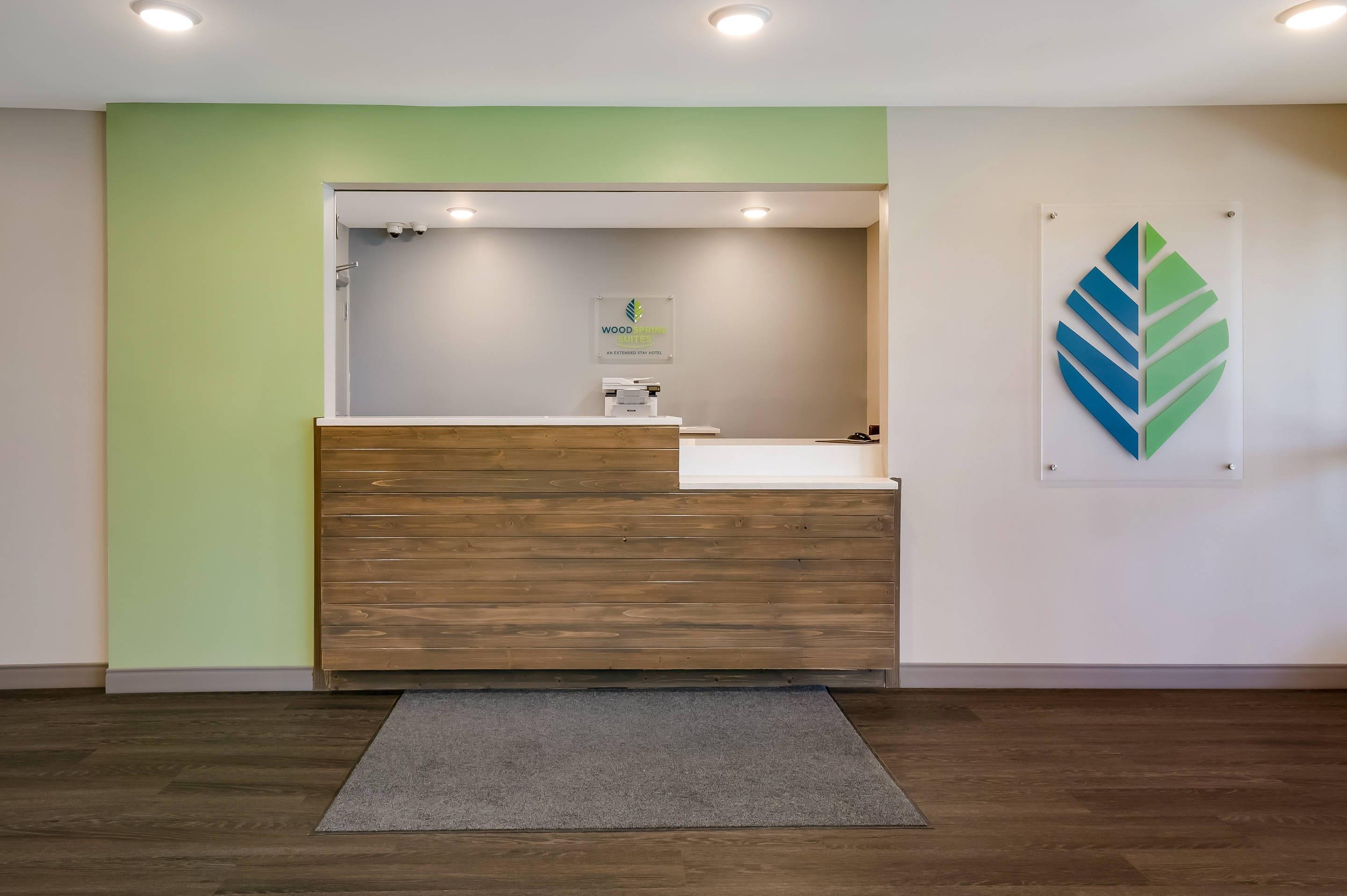 Hotel lobby | WoodSpring Suites Knoxville - Cedar Bluff