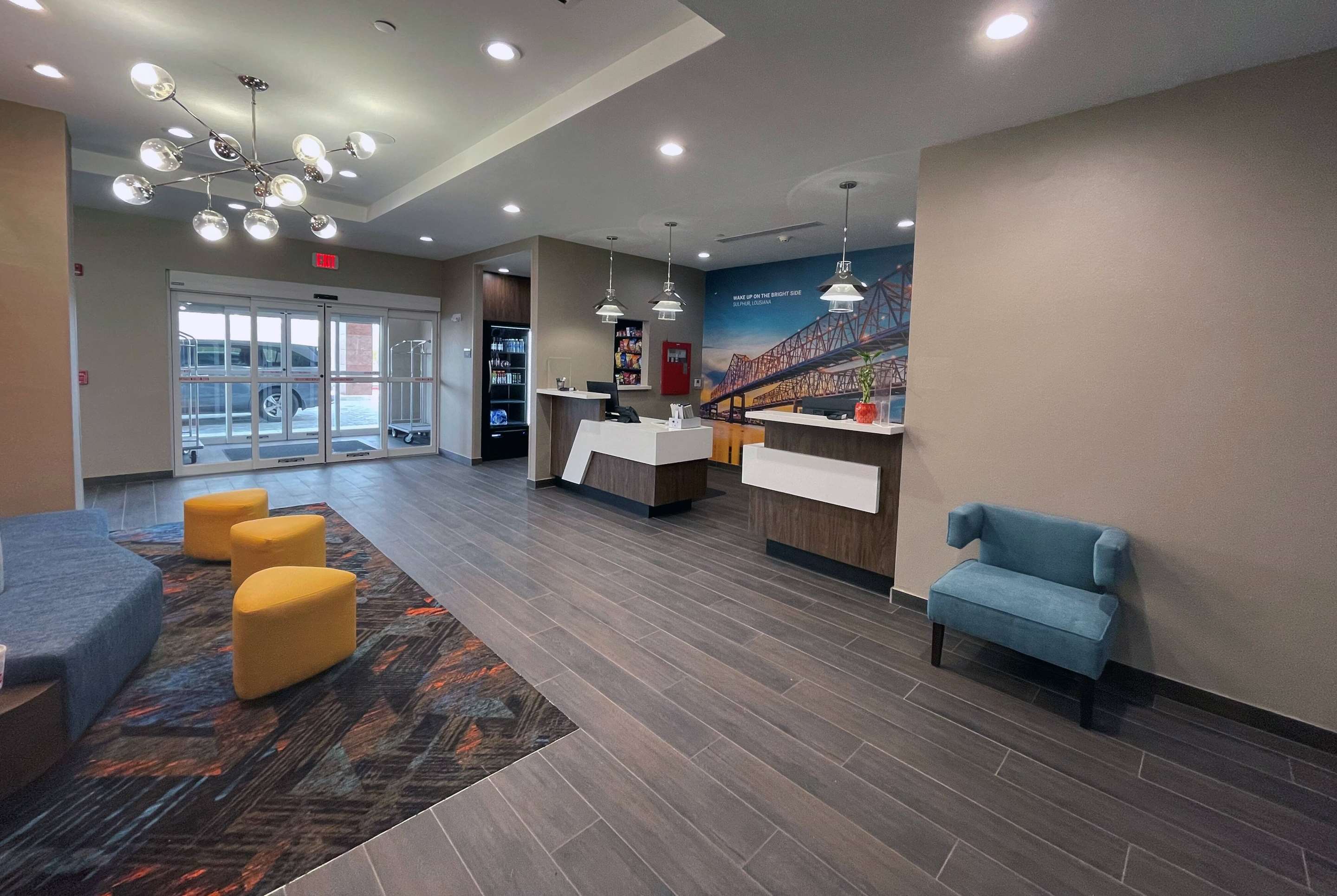 Lobby | La Quinta Inn & Suites by Wyndham Sulphur (Lake Charles)