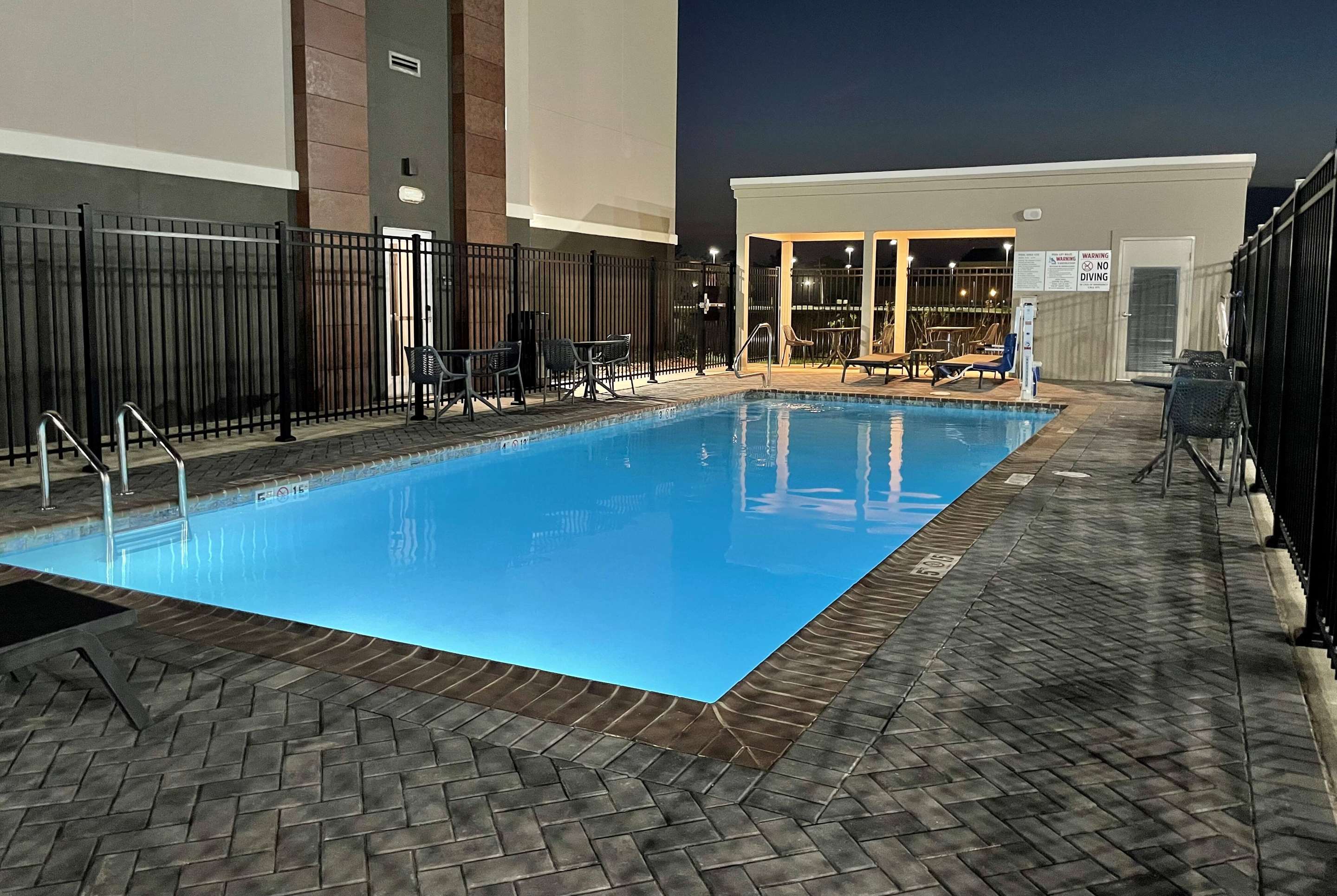 Pool | La Quinta Inn & Suites by Wyndham Sulphur (Lake Charles)